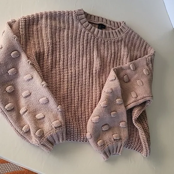 Moon & Madison Women's Sweater Sz Small Blush Tan Soft Cropped Bubble Dot Sleeve - Picture 2 of 8